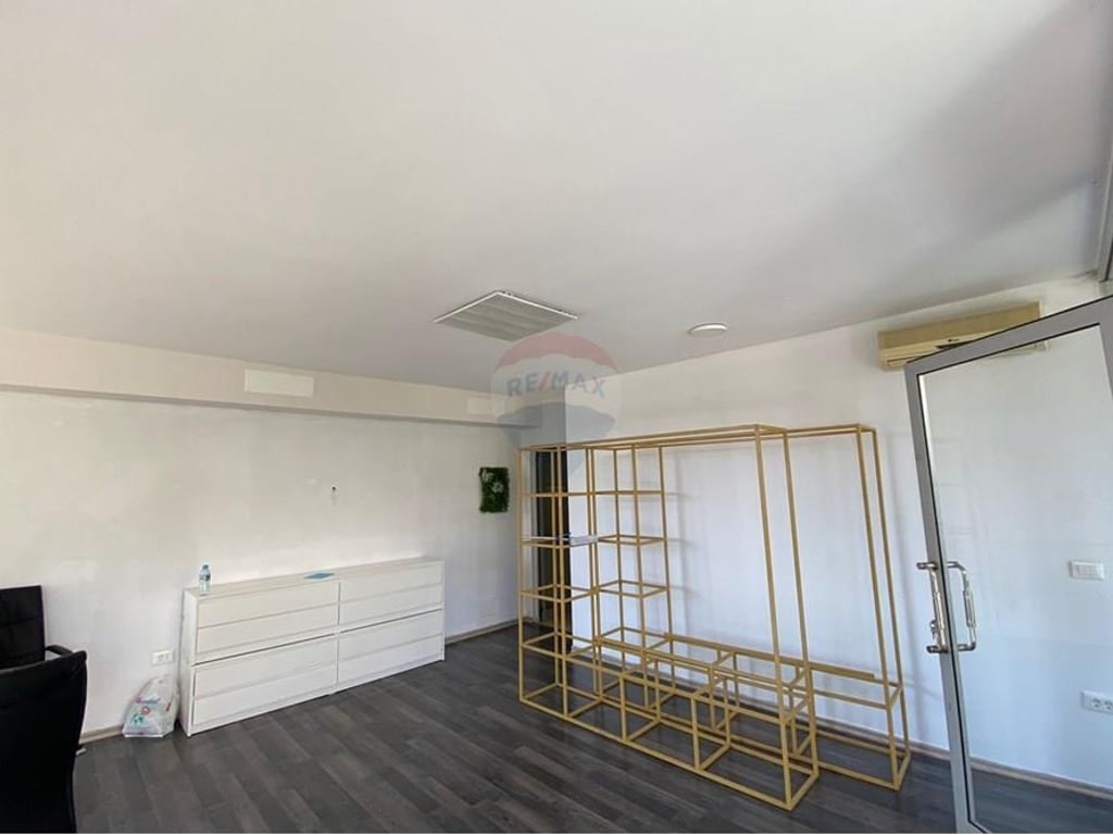 Dyqan me qira te Komuna e Parisit