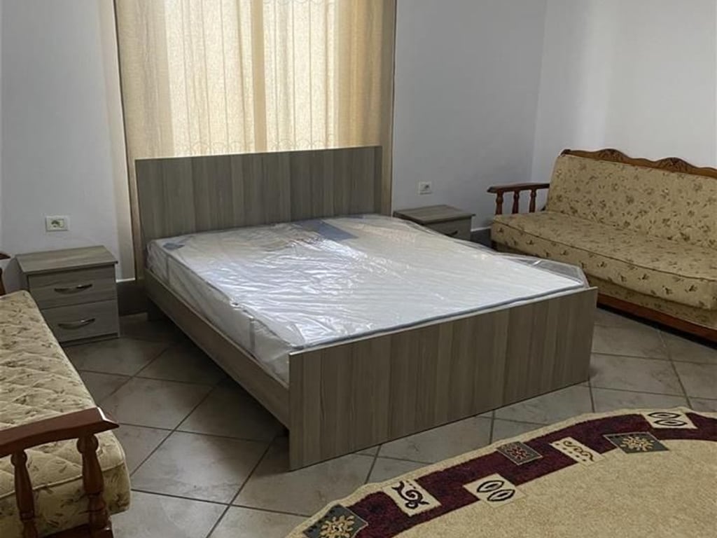 Jepet me qera Shtepia 1+1 , tek Nenstacioni elektrik ne Selite  Cmimi: 300 mije leke 