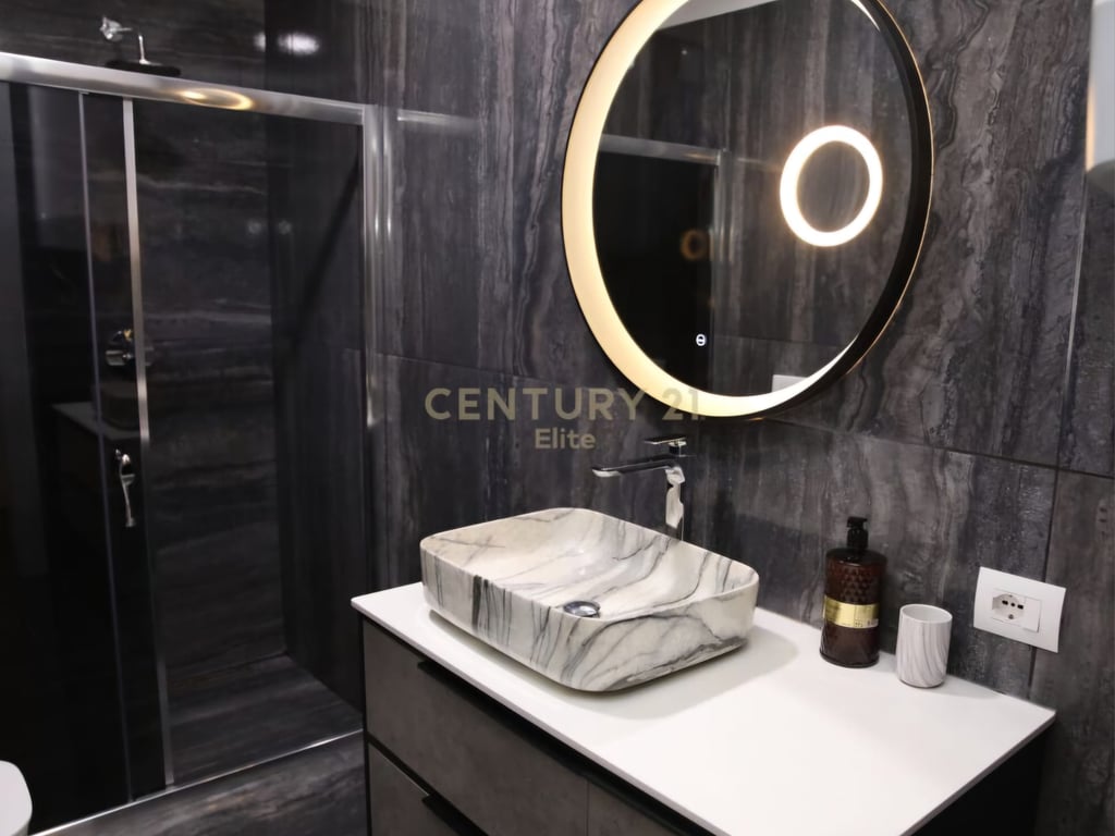 Jepet me Qira Vilë Dy Kateshe pranë Kodrës së Diellit, në Selitë Two-Story Villa For Rent near Kodra e Diellit, in Selitë