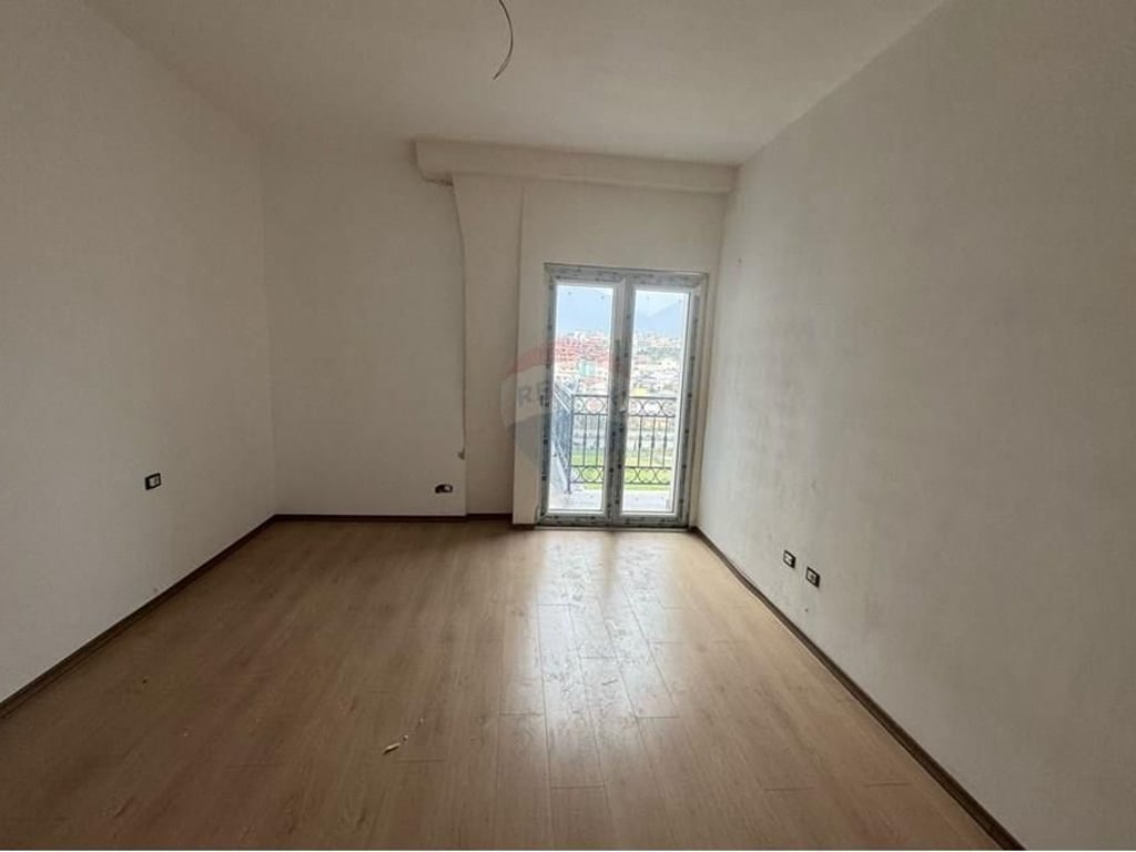 Shitet Apartament 1+1 Tek Porta e Re