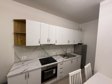 Affittasi appartamento 1+1, Yzberisht presso Grand Gallery 450 mila lekë.