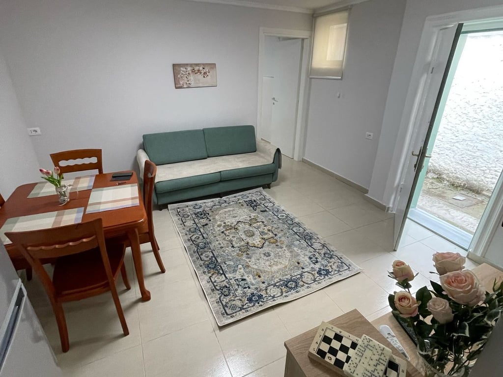 Affittasi casa privata in piazza Selvia, molto adatta per air bnb.