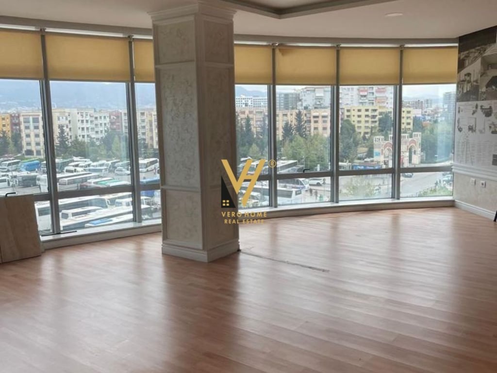 AFFITTASI AMBIENTE COMMERCIALE DI 364M2 PRESSO LE CURVE DI KAMZA A 2.800 EURO