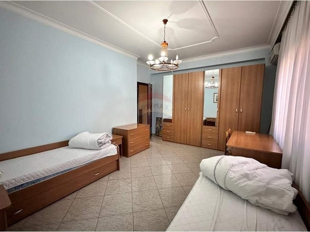 Apartment 2+1+2 for rent in Bllok.