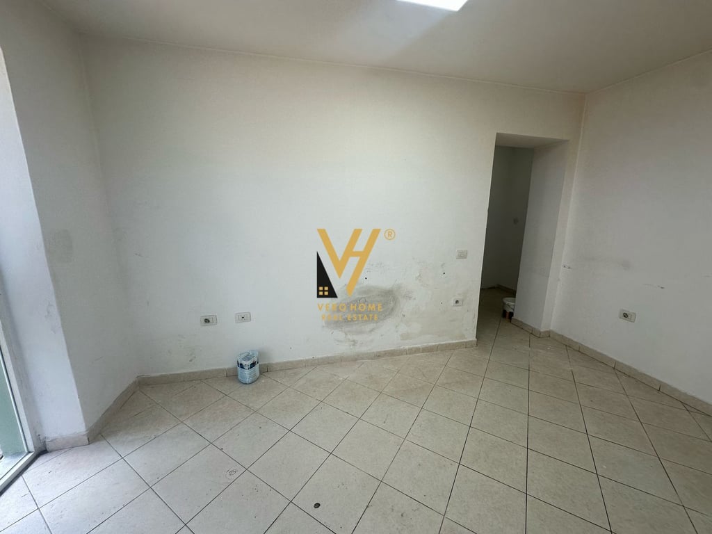 JEPET DYQAN 25M2 ME QERA TE ISH TREGU ELEKTRIK 300 EURO