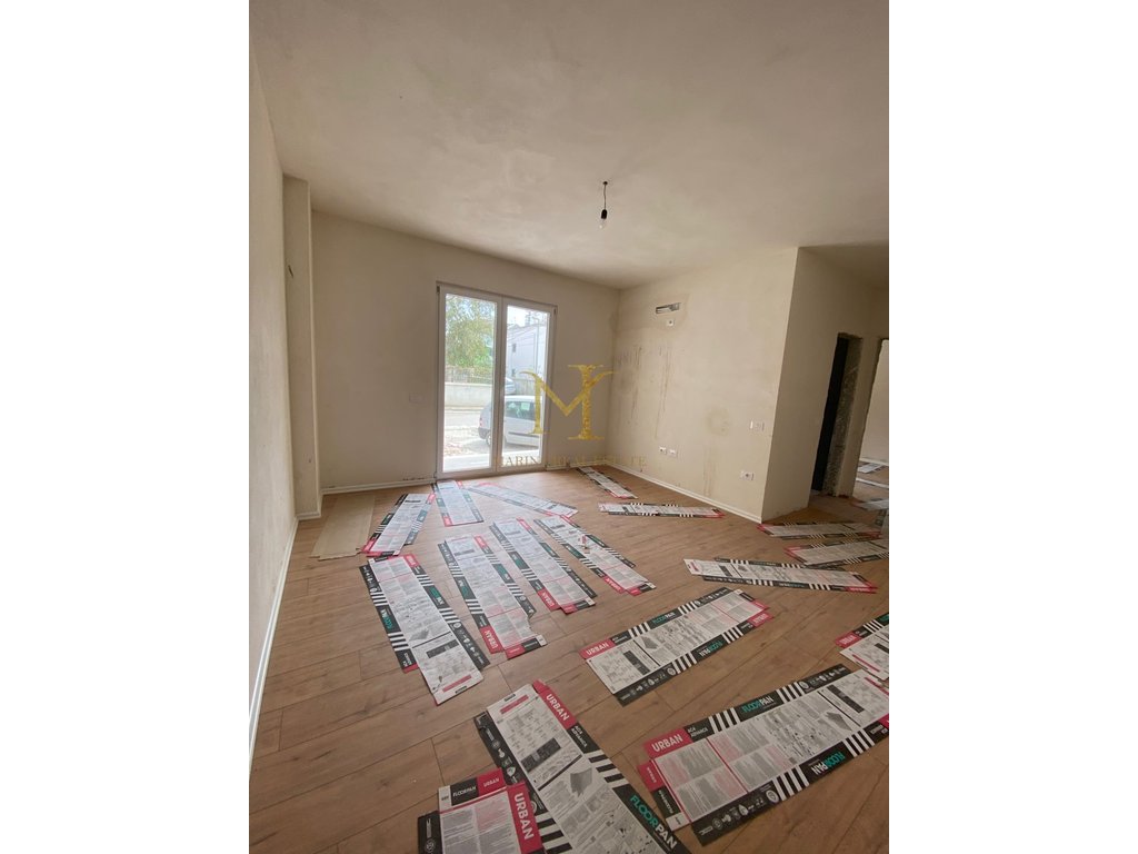 VENDESI APPARTAMENTO PRESSO IL MERCATO INDUSTRIALE A DURAZZO!!