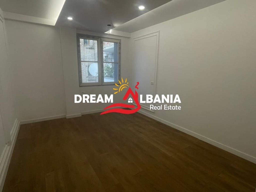 Ambjent per zyra me qera prane Shkolles se Baletit Tirane (ID 42611222).