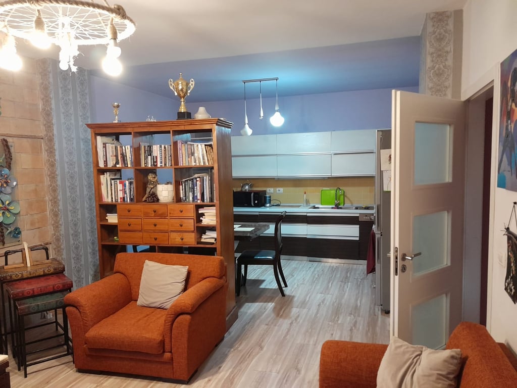Apartament Me Qera 2+1 tek Komuna e Parisit (ID B2201284) Tirane.