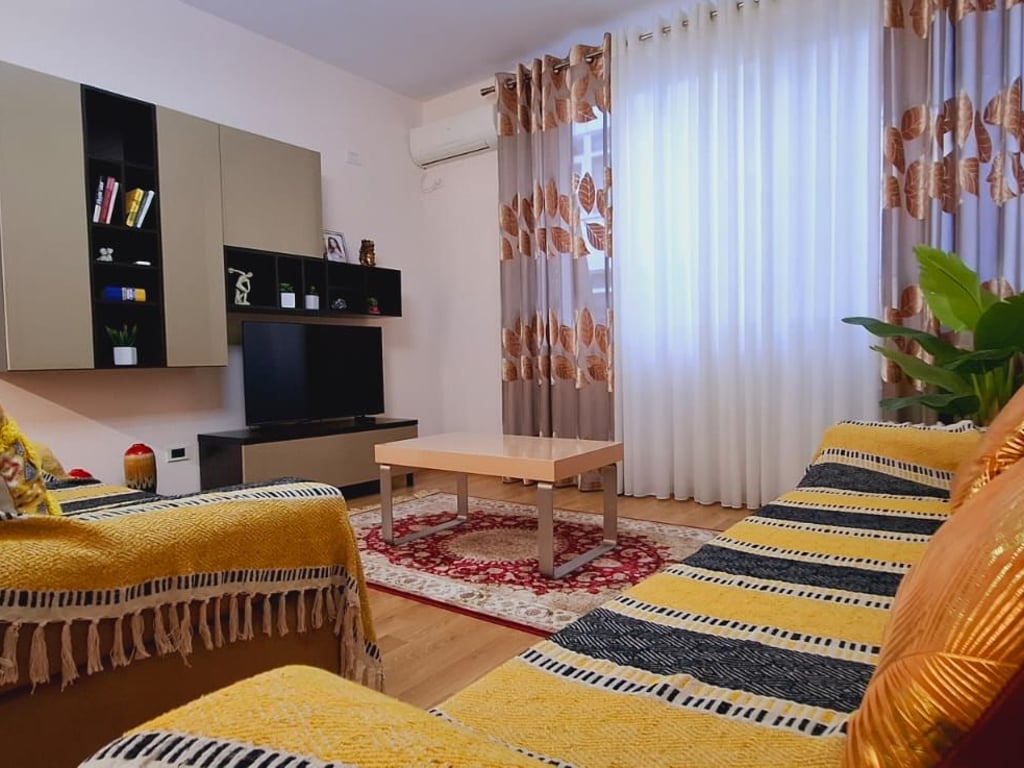 Jepet me qira apartament 1+1  Kopshti botanik,  pranë CONAD  