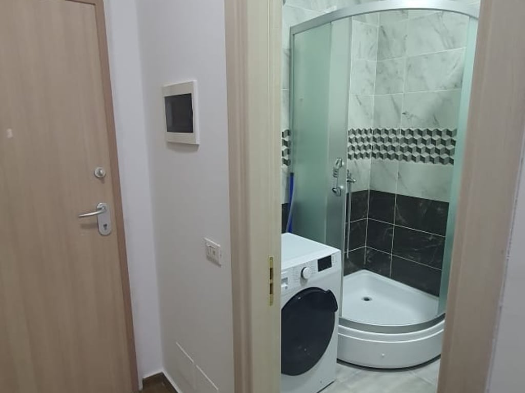 1+1, Kika Complex 2, Paris Commune, 570 euros