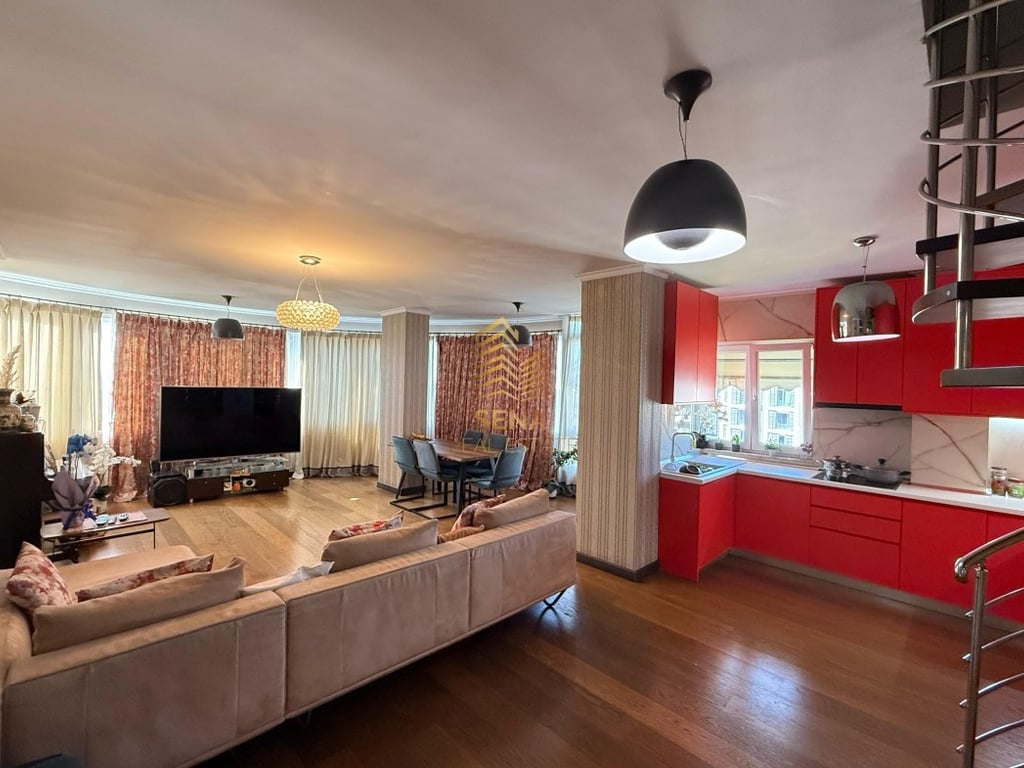 Shitet, Dublex 3+1+3, Ish Stacioni i fundit i Tiranes se Re, 2000 Euro/m²