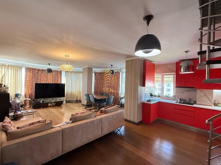 Shitet, Dublex 3+1+3, Ish Stacioni i fundit i Tiranes se Re, 2000 Euro/m²