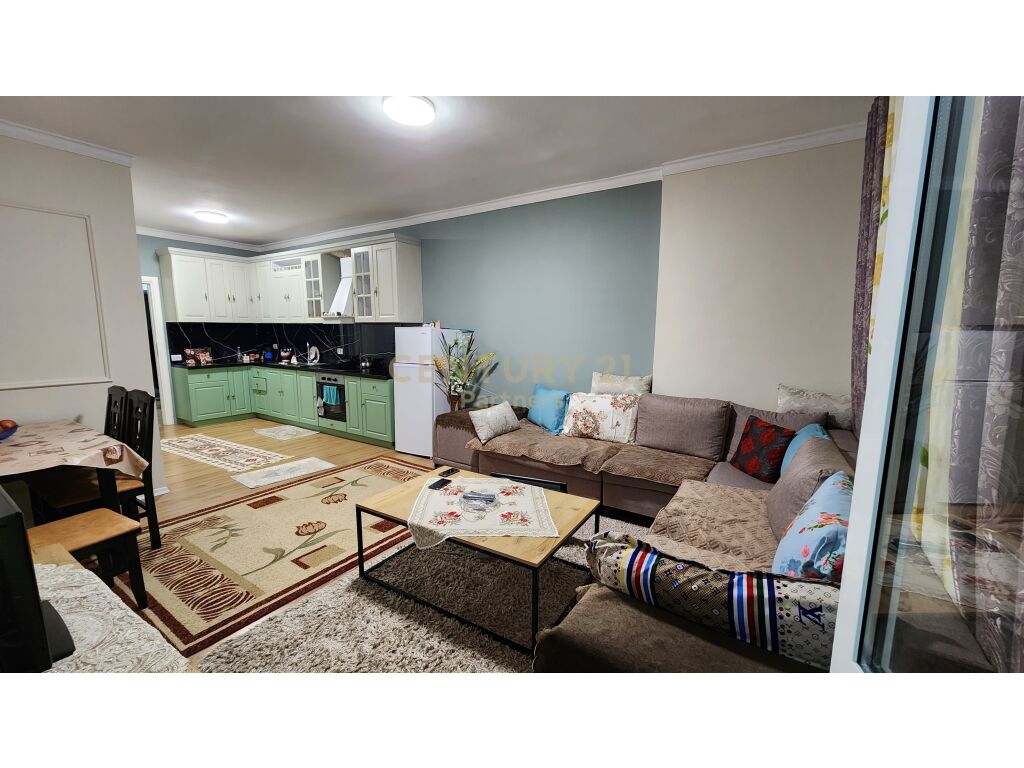 Vendesi 1+1 in Via Besim Alla.