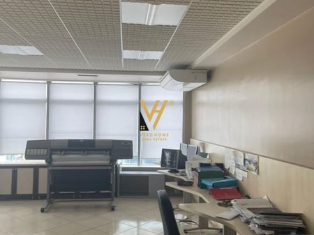 AFFITTASI AMBIENTE COMMERCIALE DI 364M2 PRESSO LE CURVE DI KAMZA A 2.800 EURO