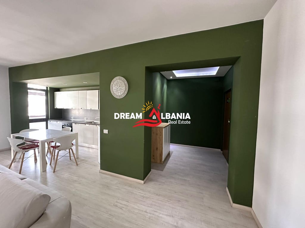 A 2+1 apartment is for rent on Zogu i Pare Boulevard near the Ministry of Justice (ID 42215264).