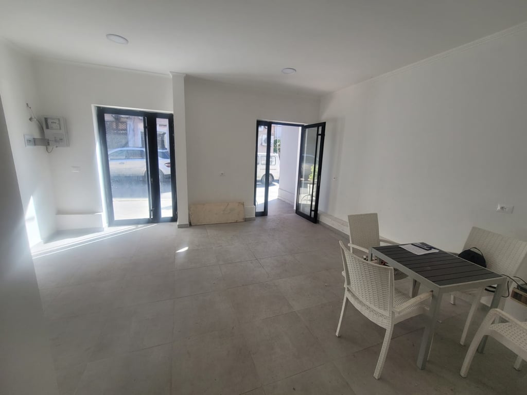 SHOP FOR RENT NEXT TO THE ROAD AXIS. 33M2 250 € /Month