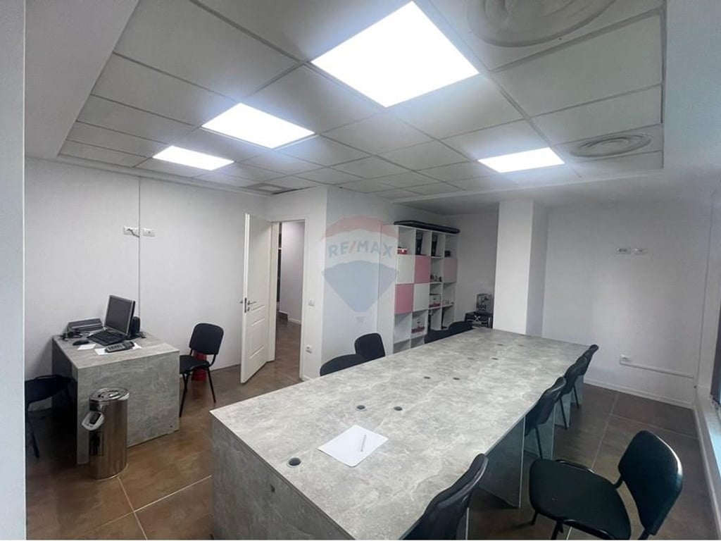 AMBIENT PER ZYRA ME QIRA TEK RRUGA E BARRIKADAVE!