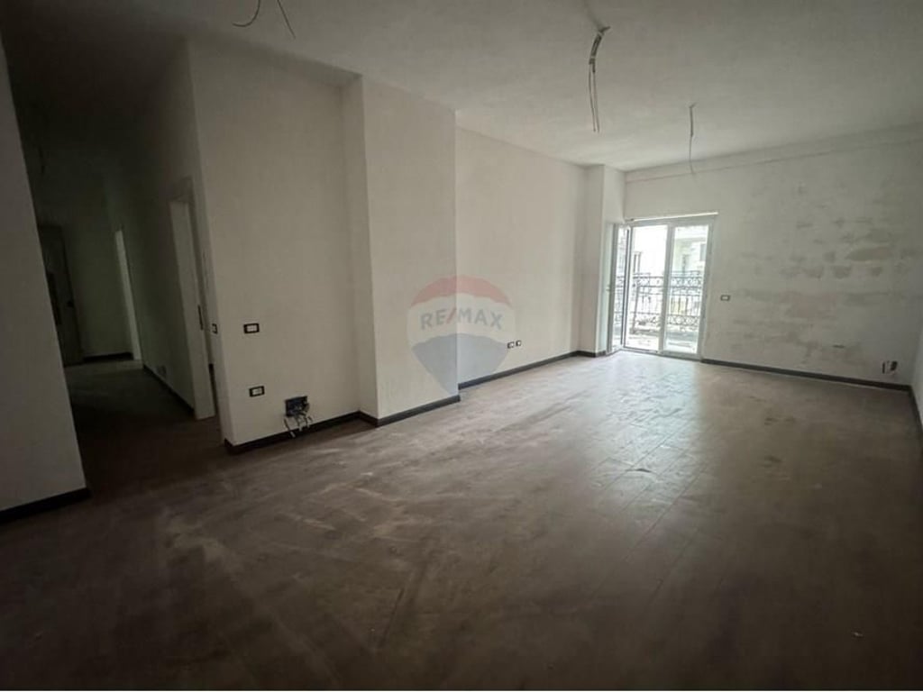 Shitet Apartament 2+1+2 Tek Porta e Re