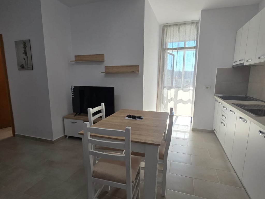 1+1, furnished, Hilton complex Kavaja street, 550 euros