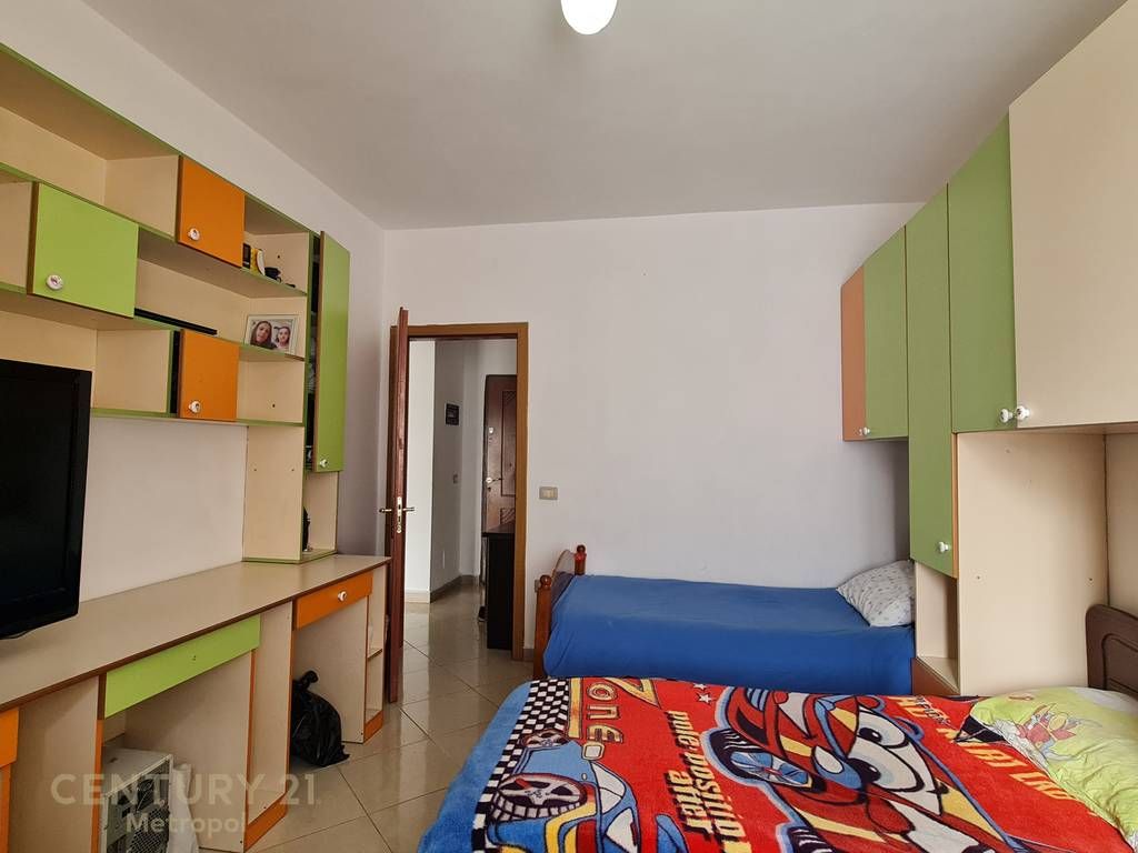 SHES APARTAMENT 2+1+2 NE KAMEZ-PRANE GJIMNAZIT IBRAHIM RUGOVA!