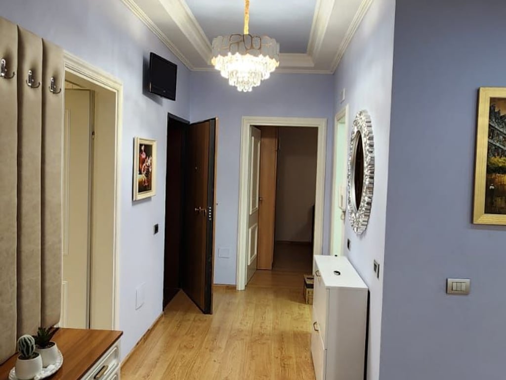 2+1+2 Apartment for Rent on Zogu 1 Boulevard, near Flori Farma. Price: 650 euros