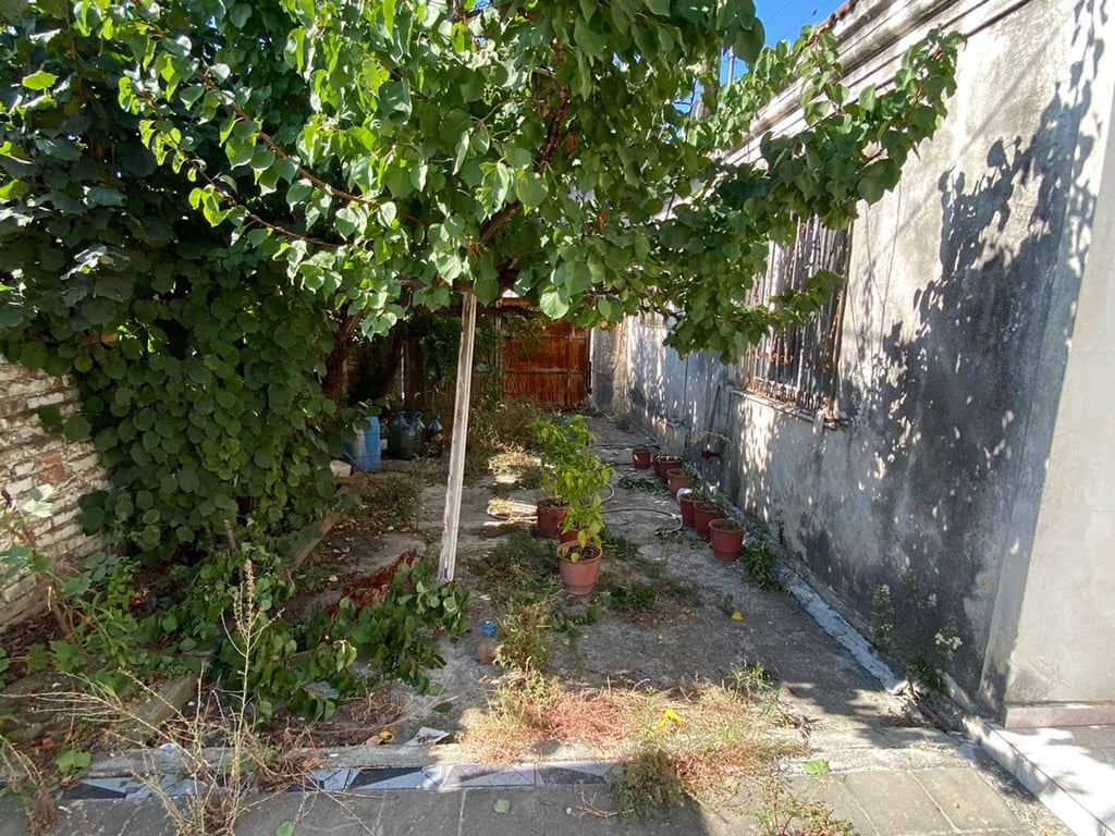 Kavaje, shtëpi e vjetër me truall, pak m nga shetitorja "Josif Budo", Kavaje