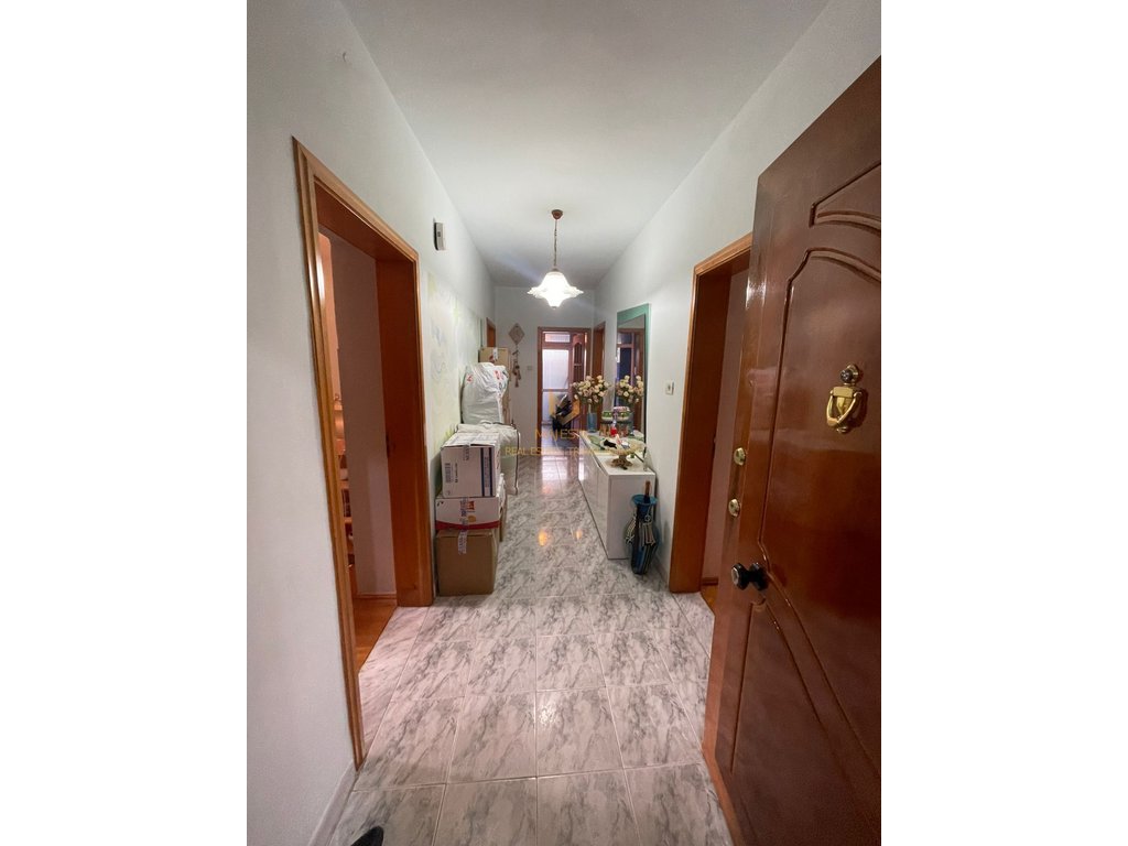 Vendesi appartamento 3+1 al Mozaiku di Tirana per 180000 euro.