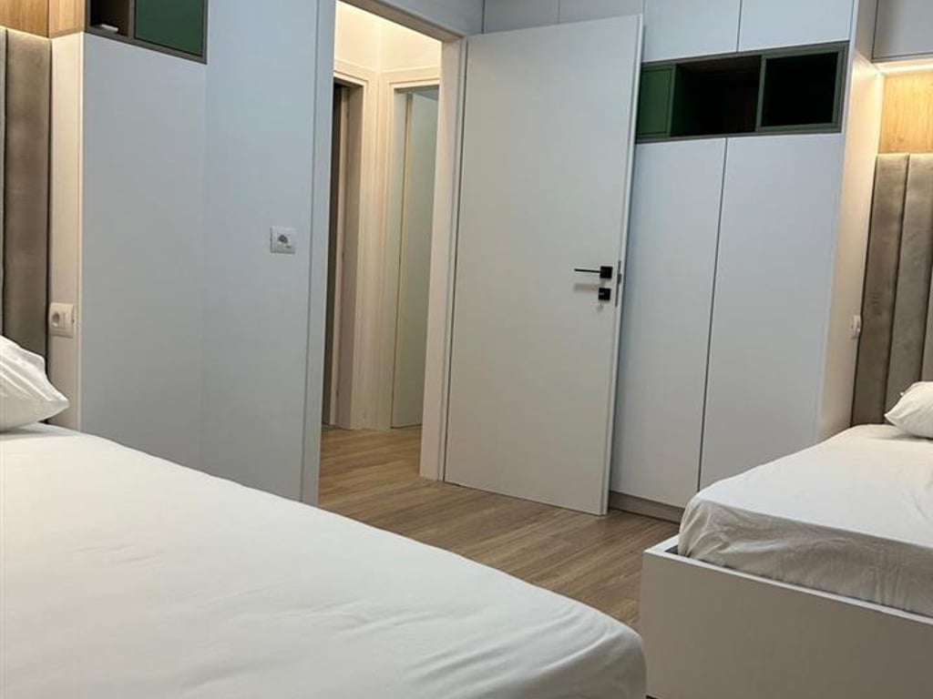 Affittasi appartamento 2+1+2 in Bulevardi i Ri a 800 Euro.