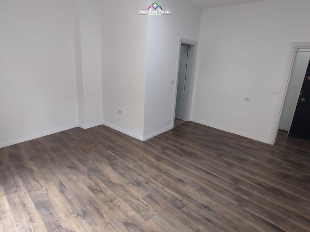 Zyre me qera 2+1 Tek Komuna e Parisit (ID BZ2407) Tirane.