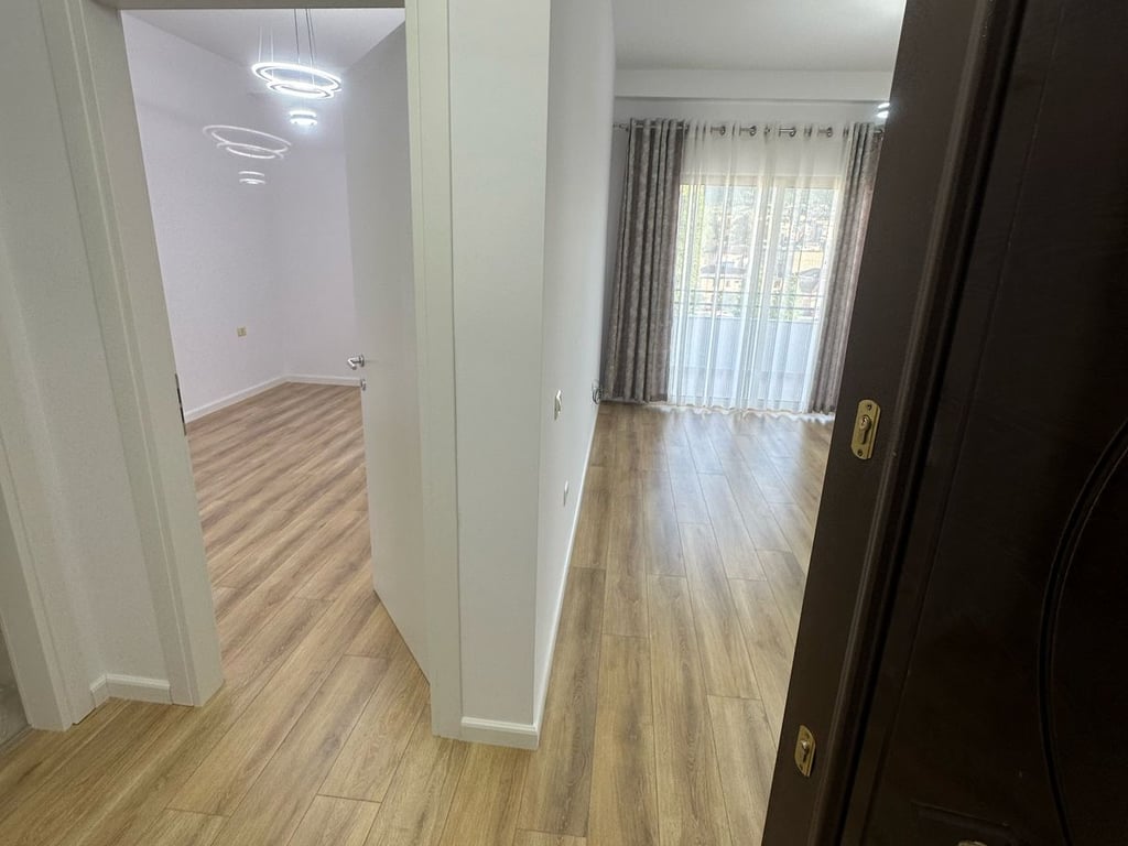 Shitet Super Apartament 1+1 92,000€  ne Yzberish Misto Mame,Yzberisht