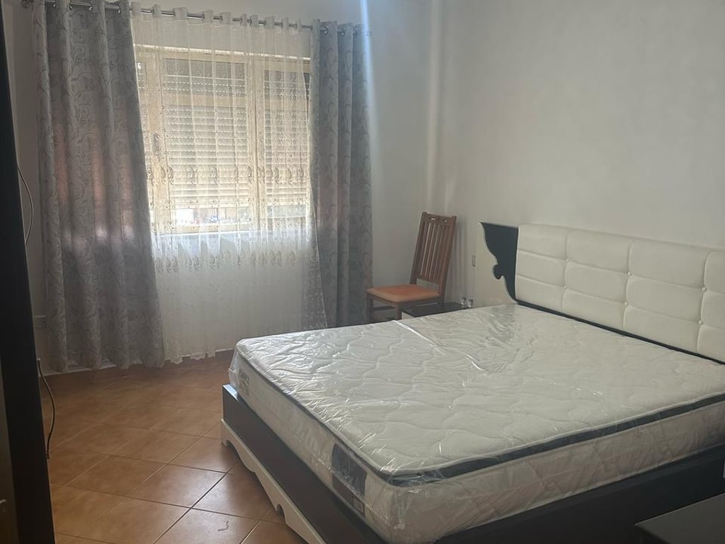 Affittasi appartamento 2+1, Kthesa e Kamzës Complesso Malezjan 450 mila lekë.