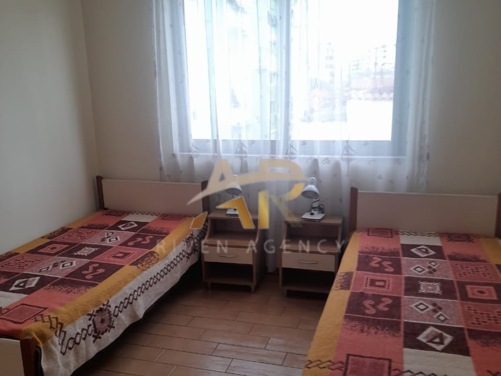 Jepet me qera apartament 3+1+kuzhinë më vete në Vasil Shanto