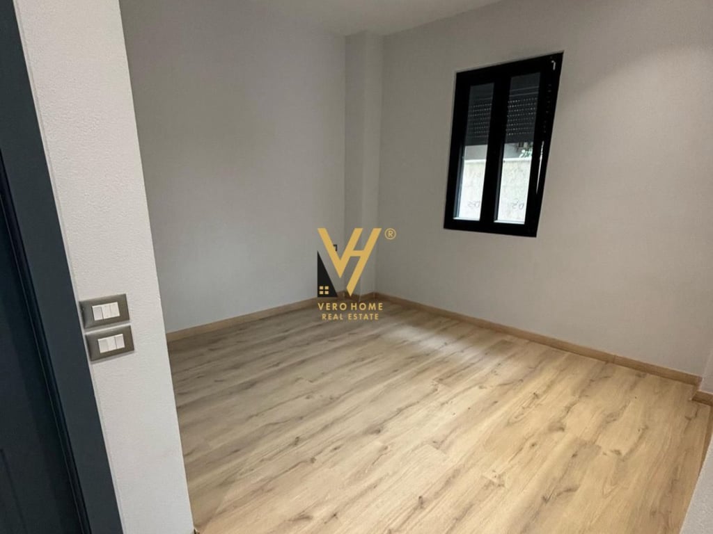 JEPET AMBIENT 80M2 ME QERA NE QENDER 110.000 LEKE