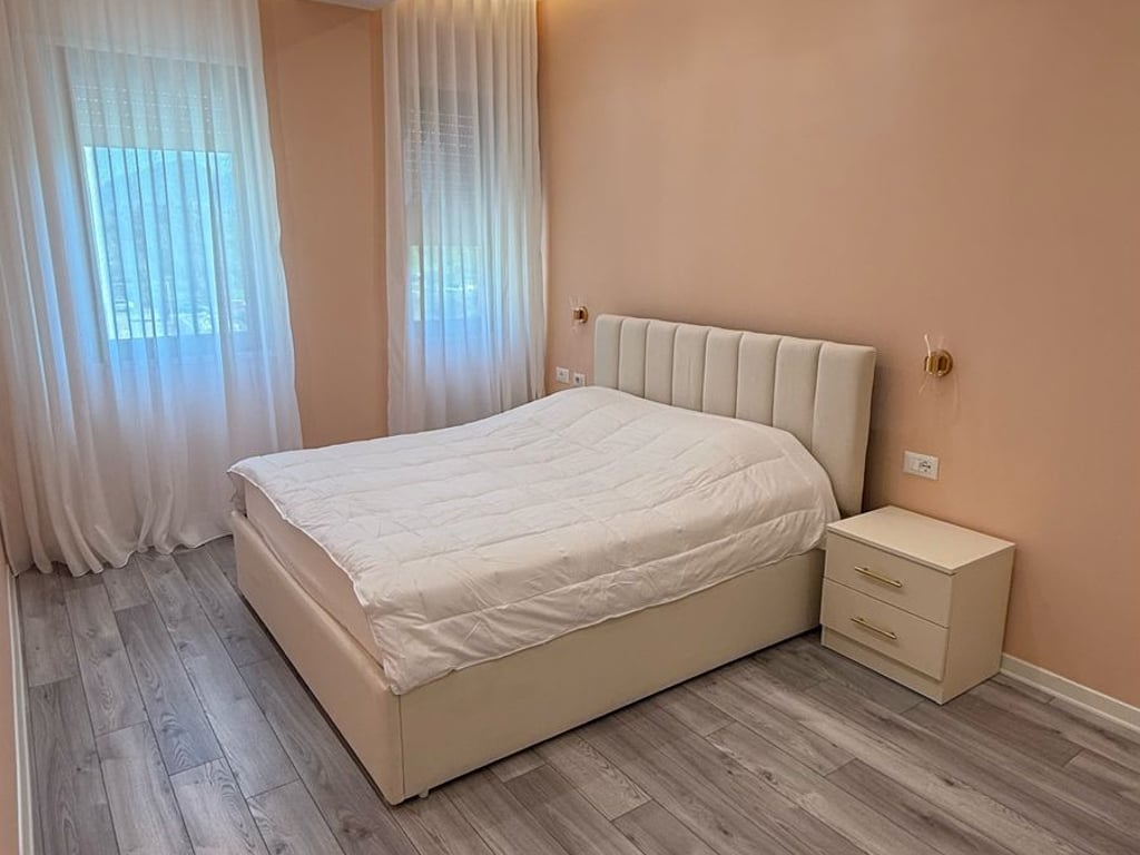 Jepet me Qera Apartament 1+1 i arreduar ne menyre bashkohore tek Liqeni i Thatë.
