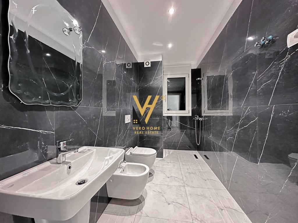 JEPET ZYRE 140 M2 ME QERA TEK RRUGA E KOSOVAREVE 1.300 EURO