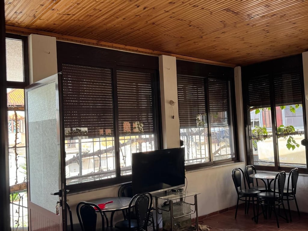 ambiente in affitto - Via Kavajë, di fronte all'ex VW, vicino alla chiesa ortodossa, con vista sulla strada,
