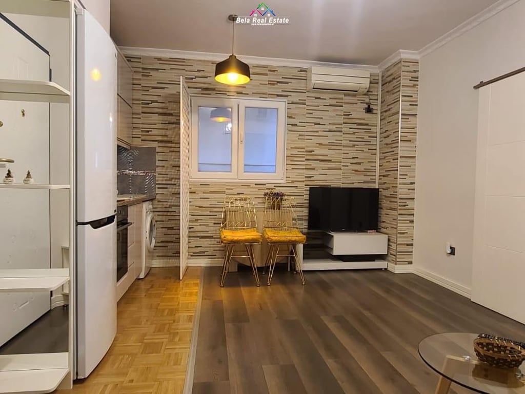 Apartament Me Qera 1+1 Tek Komuna e Parisit (ID B2101075) Tirane.