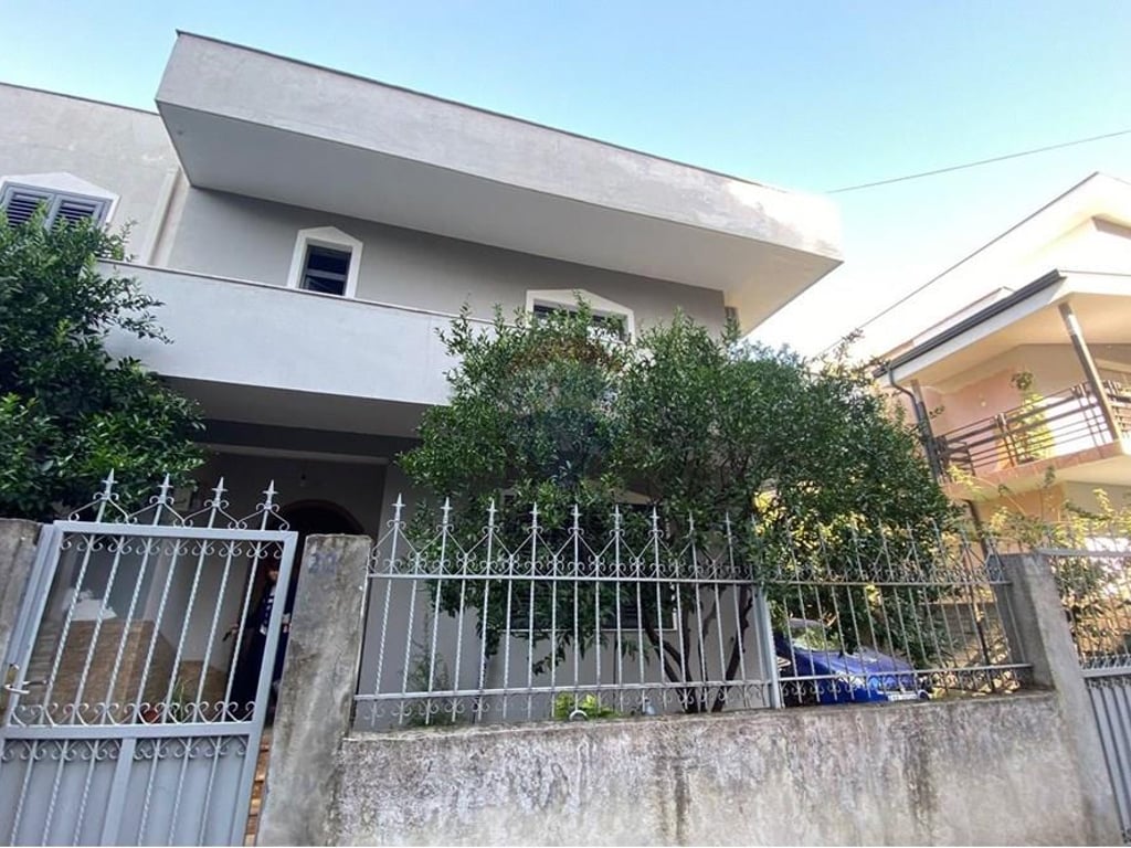 Villa a tre piani in affitto a Don Bosko