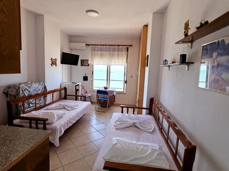 SHITET GARSIONIERE NE PLAZHIN E SHKEMBIT TE KAVAJES 