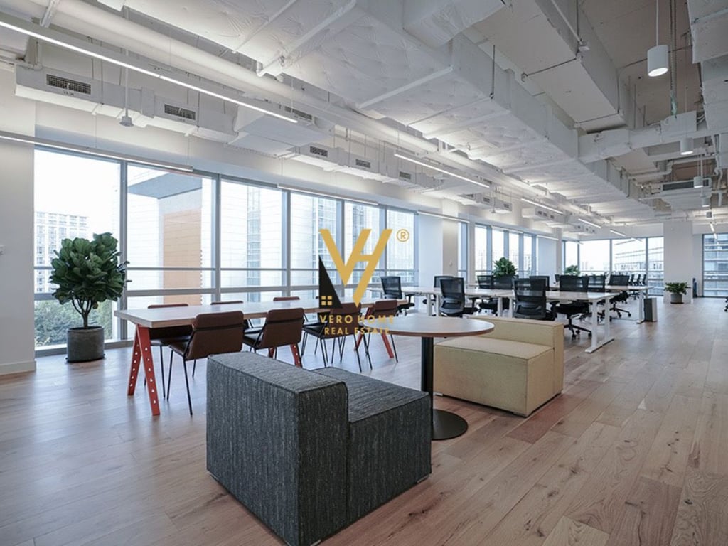 JEPET ZYRE 371 M2 ME QERA TE KOMPLEKSI USLUGA,STACIONI I TRENIT 2.500 EURO