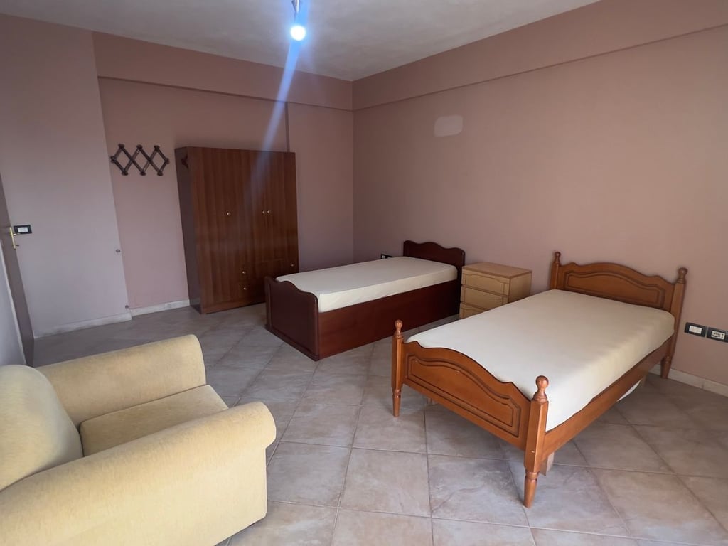 Affittasi appartamento 3+1 in Via Sali Nivica, vicino al nuovo mercato elettrico. Prezzo: 500 mila lekë.