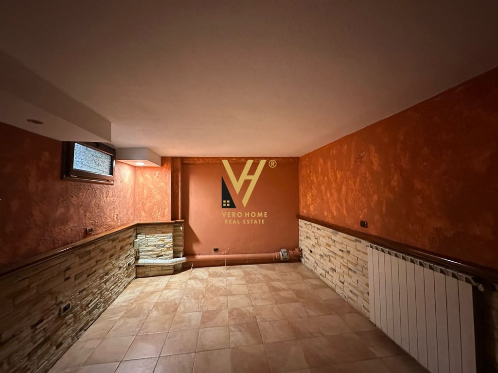 A 220M2 SPACE FOR RENT IN MYSLYM SHYRI 1,750 EURO