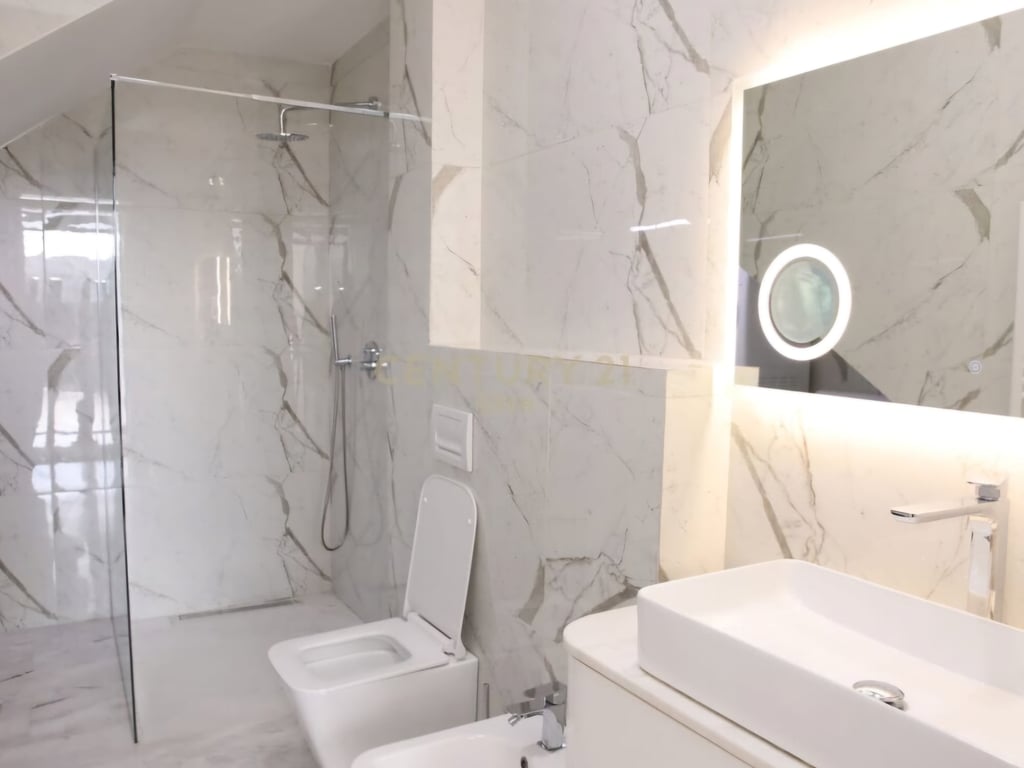 Jepet me Qira Vilë Dy Kateshe pranë Kodrës së Diellit, në Selitë Two-Story Villa For Rent near Kodra e Diellit, in Selitë