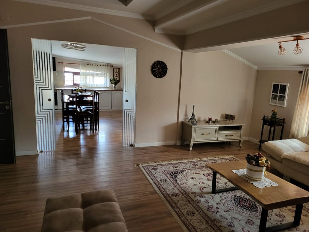 Shtepi me qera 2+1 tek Siri kodra