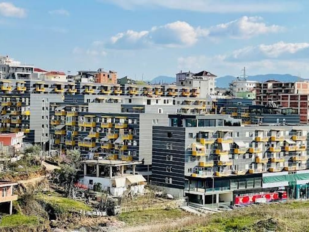 Shitet Apartament 2+1+2 gati për Banim në Shkozë te Kompleksi Tom Doshi, (Pranohet dhe makinë).