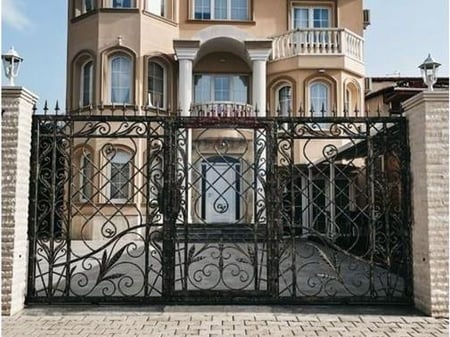 Jepet me qira hotel 3-katësh pranë Kinostudios