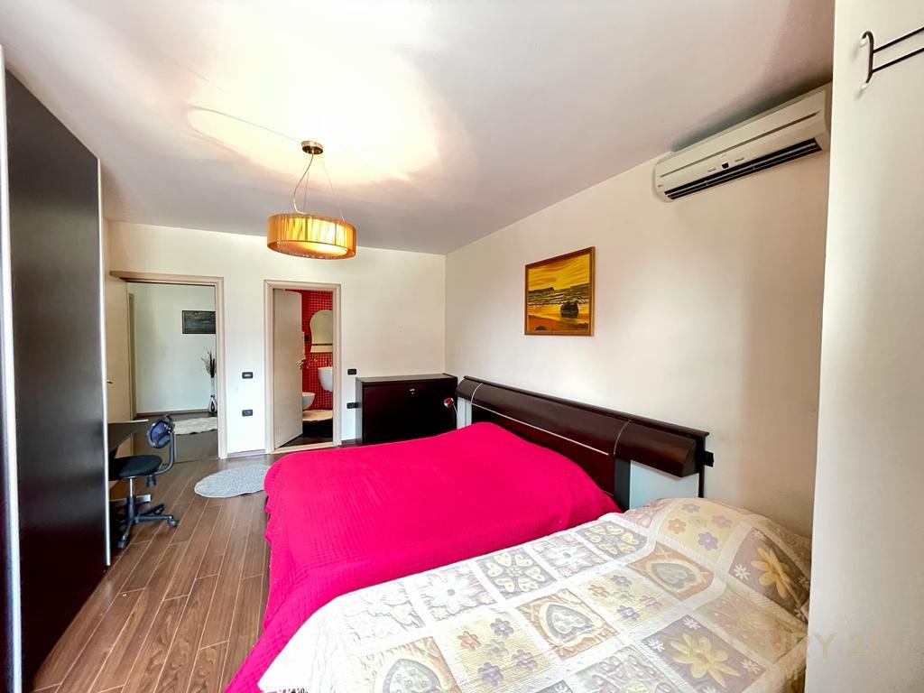 Appartamento 1+1+2 in affitto all'inizio di via Kavajë.