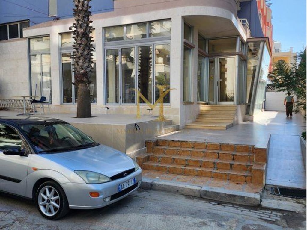 LOCALE IN VENDITA SULLA SPIAGGIA VICINO A PALACE!!