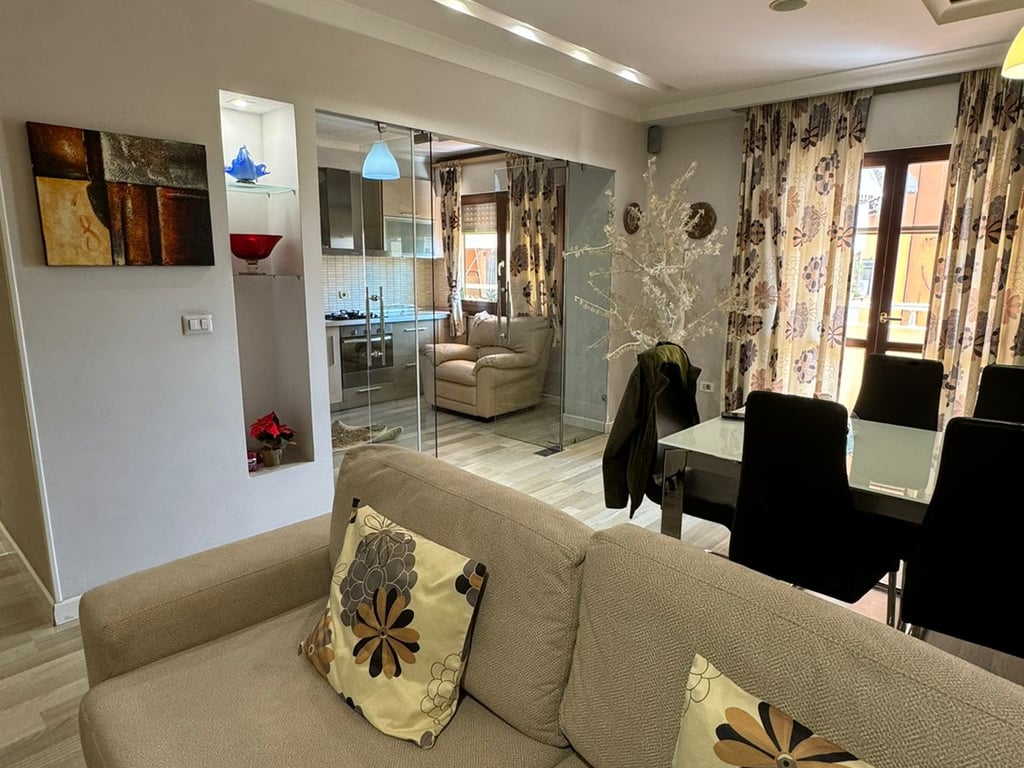 Apartament Me Qera 2+1 Tek Komuna e Parisit (ID B2201285) Tirane