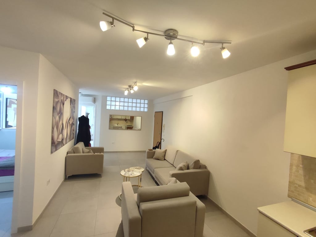 Jepet me qera apartament 2+1 ne Myslym Shyri,per zyra ose banim